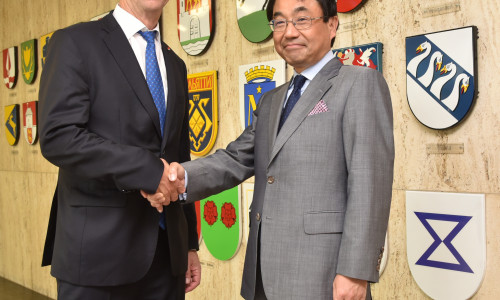 Oberbürgermeister Klaus Mohr empfängt den japanischen Generalkonsul Takao Anzawa. Foto: Stadt Wolfsburg