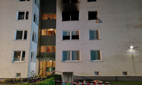 Das Feuer hat die Außenfassade des Gebäudes beschädigt. Fotos/Video: aktuell24(KR)