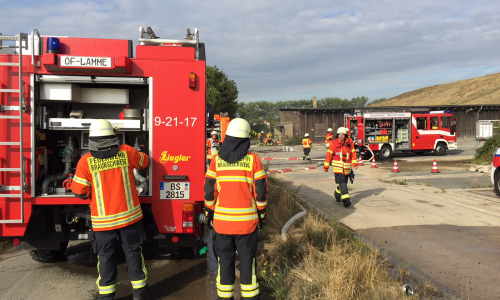 Ein Tanklöschfahrzeug übergibt Wasser an einen Löschzug bei der Großübung. Fotos: Feuerwehr Braunschweig