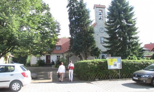 Die katholische Kirche am Wasserweg in Velteim. Foto: Lorenz