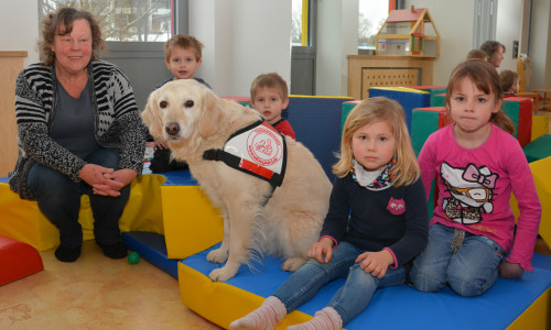 Gisela Böwing (links) besucht mit Dorma den inklusiven Spielkreis der Lebenshilfe - sehr zur Freude von Felix (von links), Finn, Mila und Julia. Foto: Regio-Press