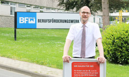 Oliver Bossow, Vize-Chef der Arbeitsagentur, vor dem BFW-Gebäude in Goslar. Foto: BfA Goslar