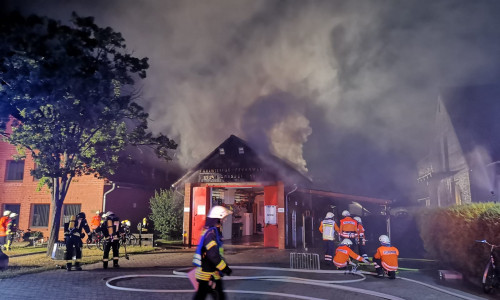 Der Dachstuhl des Feuerwehrgerätehauses wurde in Mitleidenschaft gezogen. Fotos und Video: aktuell24/KR