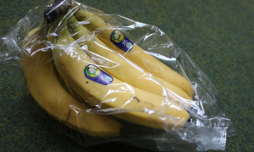 Eine völlig unnötige Verpackung für Bananen.