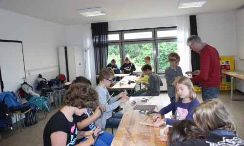 14 Ferienkinder haben an einer Ferienpass-Aktion im Jugendzentrum "B82" teilgenommen und ihren eigenen Bumerang gebastelt. Fotos: Anke Donner 