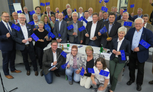 Setzen ein Zeichen für Europa: Landrätin Christiana Steinbrügge (vorne rechts, stehend) und die Abgeordneten des Kreistags
Foto: Landkreis Wolfenbüttel