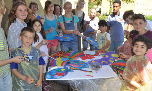 Schüler der Großen Schule und der Grundschule am Geitelplatz
posierten rund um ein gemeinschaftlich gemaltes Bild. Foto: WoBau