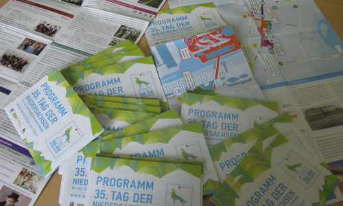 Die Flyer zum Tag der Niedersachsen sind ab sofort in den Rathäusern sowie online erhältlich. Foto: Stadt Wolfsburg
