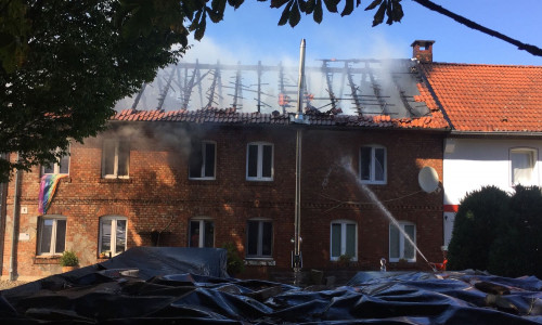 Derzeit werden die Flammen im Wohnhaus bekämpft. Foto: Sandra Zecchino