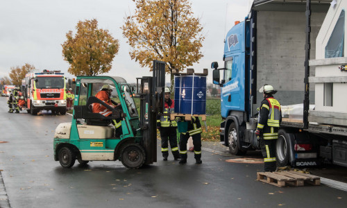 Die Feuerwehr musste ein undichtes Ölfass von einem Lastwagen holen. Fotos: Rudolf Karliczek