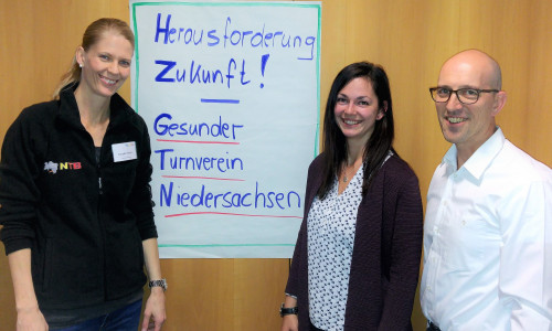 Claudia Nolden vom NTB (von links), Susann Hensel und Thomas Held von der AOK präsentieren das Gesundheitssport-Projekt in Braunschweig. Foto: Niedersächsischer Turner-Bund