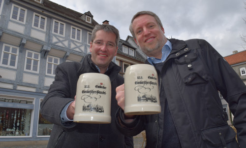 Ingo Schrader (re.), Marketingleiter der Einbecker Braunhaus AG, und Oberbürgermeister Dr. Oliver Junk probieren schon einmal das Ainpöckisch Bier aus den neuen Tonkrügen für das 41. Goslarsche Pancket. Foto: Stadt Goslar