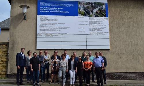 Oberbürgermeister Dr. Oliver Junk (links) mit Vertretern von Rat,
Verwaltung und Architekturbüro unter dem enthüllten Bauschild. Foto: Stadt Goslar