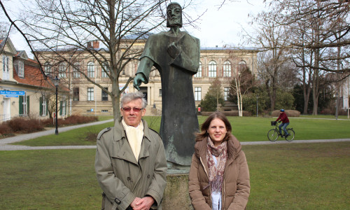 Professor Dr. Christoph Helm (Vorsitzender) und Laura Hohmann (Geschäftsführerin) vom Kulturstadt Wolfenbüttel e.V. vor der Statue von Nathan der Weise. Foto: Max Förster