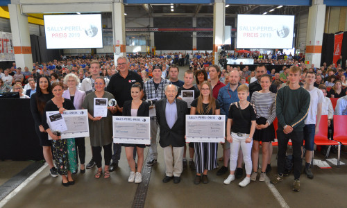Die Preisträger präsentieren Stolz ihren Sally-Perel-Preis. Foto: Volkswagen