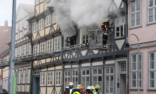 Starker Rauch quoll aus der Wohnung in der Kleinen Kirchstraße. Foto: Anke Donner