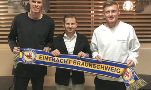 Transfercoup im Doppelpack: Marc Arnold mit Frederik Tingager (li.) und Georg Teigl (re.). Foto: Eintracht Braunschweig