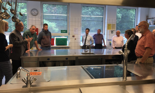 Die SPD-Fraktion begutachtete die Großküche, die modernisiert werden soll. Foto: SPD-Kreistagsfraktion Gifhorn