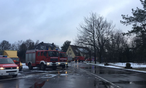 Die Feuerwehr rückte mit mehreren Fahrzeugen aus. Foto: Bernd Dukiewitz