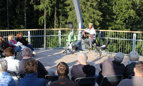 Sänger und Songwriter Raphael Elias gab das Auftakt-Konzert auf der Plattform des Baumwipfelpfads. Fotos: Anke Donner 