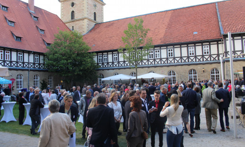 Rund 400 Gäste folgten der Einladung in den Innenhof des Klosterhotels. Fotos: Jonas Walter