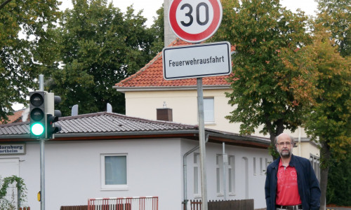 Sven Hagemann freut sich über Tempo 30 vor der Hornburger Schule, bedauert aber, dass zu viele die Geschwindigkeitsbegrenzung ignorieren. Foto: Sven Hagemann