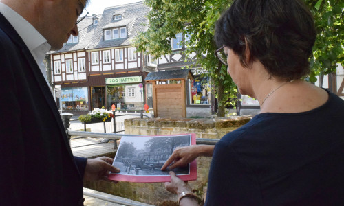 Oberbürgermeister Dr. Oliver Junk und Dr. Christine Bauer vergleichen anhand historischer Fotos, wie das Gerenne früher aussah und heute aussieht. Fotos: Stadt Goslar