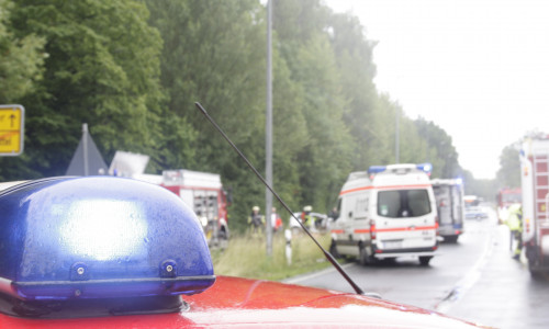 Der 17-Jährige wurde vom Rettungswagen ins Klinikum nach Wolfsburg gebracht. Symbolfoto: Werner Heise