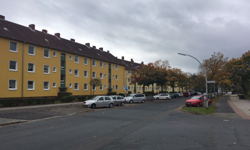 In Teilen der Essener Straße wird bereits diagonal geparkt. Foto: Alexander Dontscheff