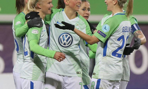 Die VfL-Spielerinnen bejubeln das 4:0 von Pernille Harder. Foto: imago/regios24