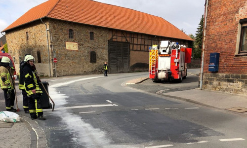 In Grasleben gab es im Bereich Magdeburger Straße / Querenhorster Straße eine rutschige Betriebsmittelspur. Foto: Feuerwehr