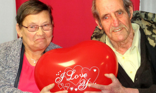 Verliebt und verlobt im Seniorenheim: Regina Ilona Fleischmann und Günter Köchy. Foto: DRK Peine