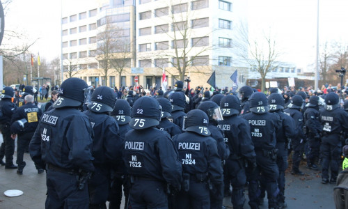 Starke Polizeipräsenz gestern in Braunschweig.
Foto: Werner Heise