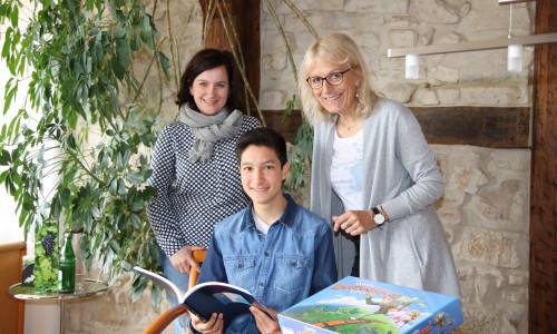 Wettbewerbssieger Christian Lim mit Lehrerin Sabine Fuß und Schulleiterin Ulrike Schade. Foto: Gymnasium im Schloss