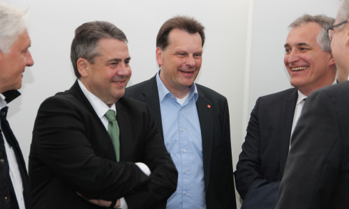 Ronald Owczarek, Sigmar Gabriel, Torsten Kaminski, Jürgen Kerner (v. li.).
Foto: Peter Frank, d&d.