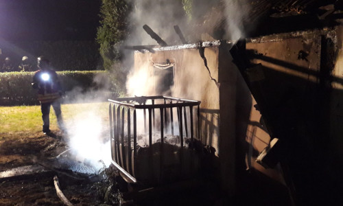 Im Kleingartenverein Katzenmehr brannte eine Gartenlaube. Fotos: Stadtfeuerwehr-Presse-Team