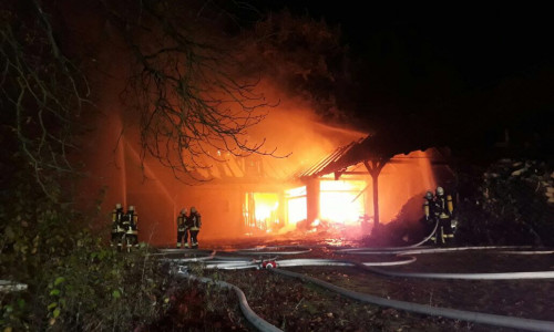 100 Einsatzkräfte kämpften gegen die Flammen in Achim. Fotos. Feuerwehr Oderwald/Feuerwehr Wolfenbüttel