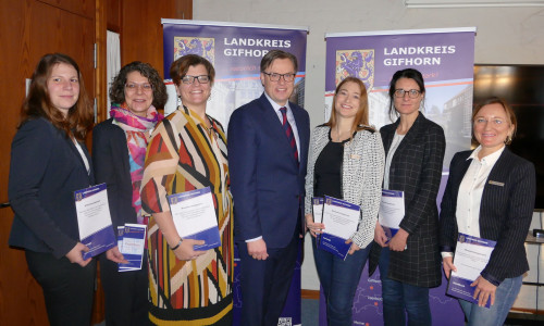 Landrat Dr. Andreas Ebel mit einigen der Teilnehmerinnen bei der Übergabe der Zertifikate. Foto: Landkreis Gifhorn