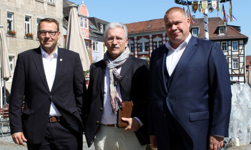 Kooperieren in Sachen Freibadesaison auch 2018 (v.l.): Gero Janze (Samtgemeindebürgermeister Grasleben), Henning Thiele (Geschäftsführer BDH), Wittich Schobert (Bürgermeister Stadt Helmstedt. Foto: Stadt Helmstedt/M. Hartmann
