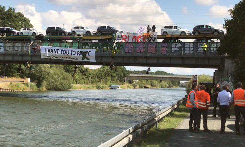 Die Umweltaktivisten haben Banner an der Brücke befestigt. Fotos/Video: aktuell24/BM