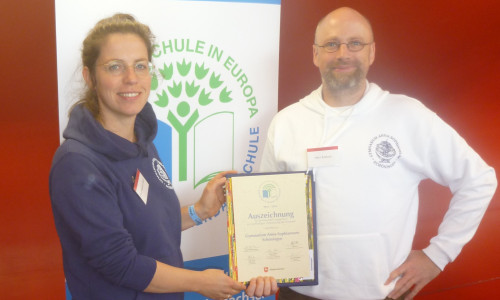 Ulrike Anspach-Wolf und Martin Kiehne nahmen die Auszeichnung entgegen. Foto: Gymnasium Anna-Sophianeum