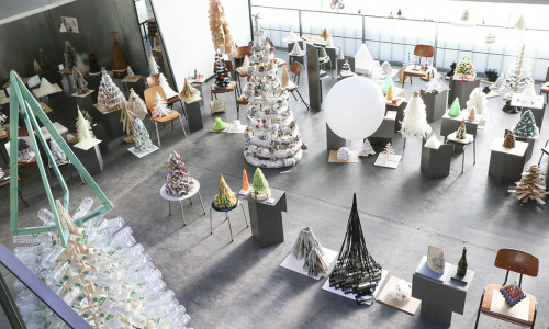 Einige der insgesamt 330 Weihnachtsbäume aus dem Stegreif „Oh Tannenbaum“, gestaltet von Architekturstudierenden der TU Braunschweig. Foto: TU Braunschweig