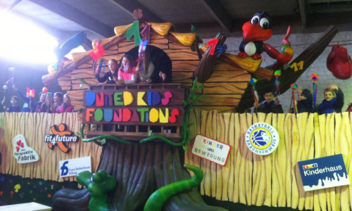 Auch in diesem Jahr durften die Kinder der Grundschule Heidberg „ihren“ Karnevalswagen vor dem offiziellen Termin am Sonntag erobern. Foto: privat