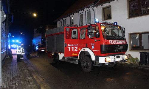 Die Feuerwehr sicherte die Lage in der Ferdinandstraße. Foto: Alexander Dontscheff
