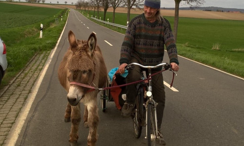 Wolfgang Hille mit seinem Esel. Foto: Richert