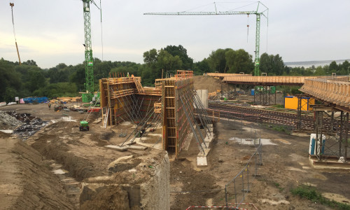 Derzeit werden die Widerlager für die neue Brücke zwischen Linden und Halchter gebaut. Foto: Anke Donner 