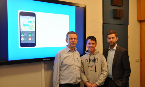 Schüler Paul Obernolte stellte sein App Desti Oberbürgermeister Klaus Mohrs und Digitalisierungsdezernent Dennis Weilmann vor. Foto: Stadt Wolfsburg
