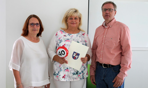 KiTa-Leiterin Claudia Hesesbeck und KiTa-Abteilungsleiter Andreas Binner gratulierten. Foto: Stadt Wolfenbüttel 