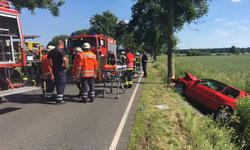 Der rote VW Polo einer 19-jährigen Fahrerin prallte nach einem gescheiterten Überholmanöver gegen einen Baum und landete im Graben. Fotos: aktuell24(BM)