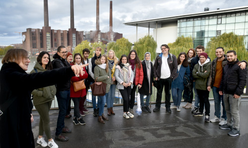 Studierende aus Belgien erkunden gemeinsam mit Esther Orant vom Forum Architektur die Stadt. Foto: Stadt Wolfsburg/Lars Landmann